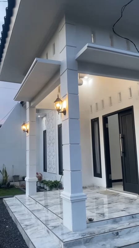 Pilar Rumah dengan Motif Garis