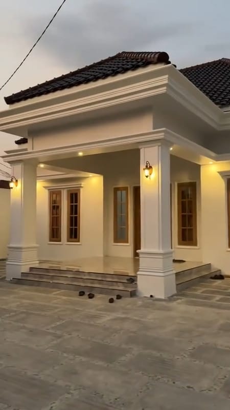 Pilar Putih dengan Detail Molding Klasik