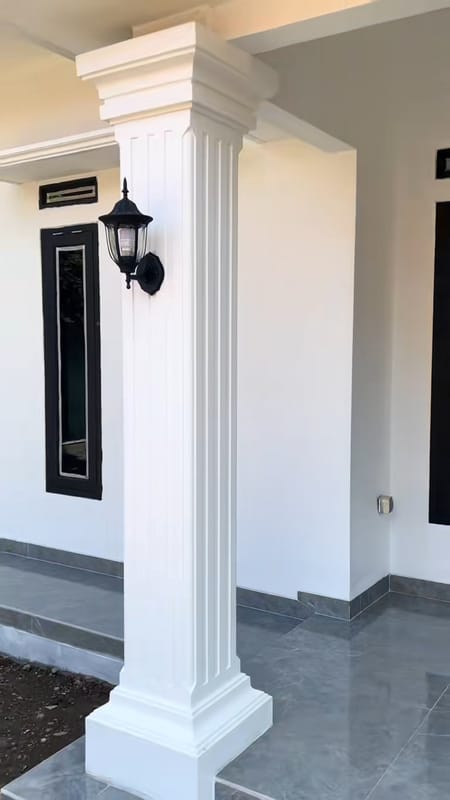6. Pilar Gaya Klasik Teras Lebar