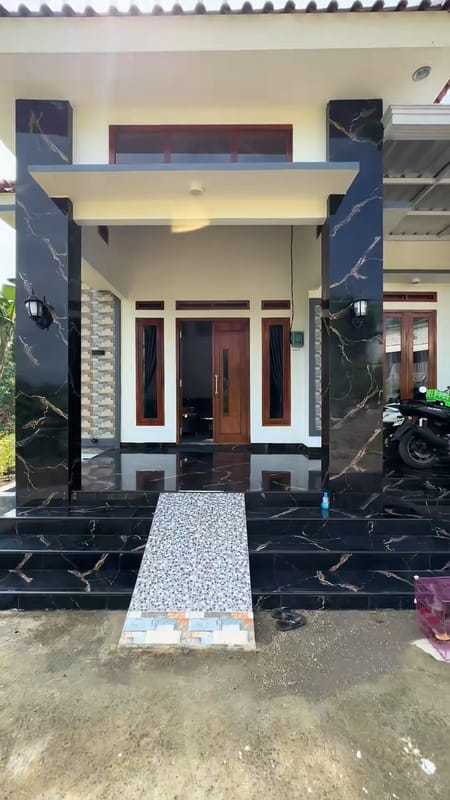 Pilar Full Motif Granit Hitam Glossy