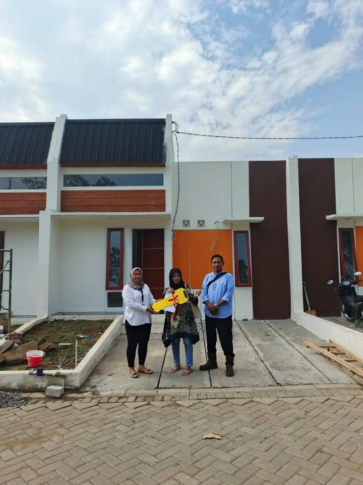 Serah Terima Kunci Tipe 28 Puri Bengawan Wajak