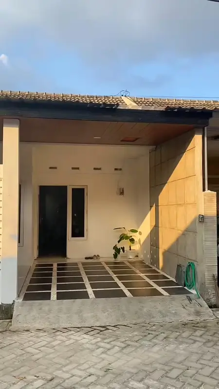 Carport dengan keramik hitam dan batu sikat putih