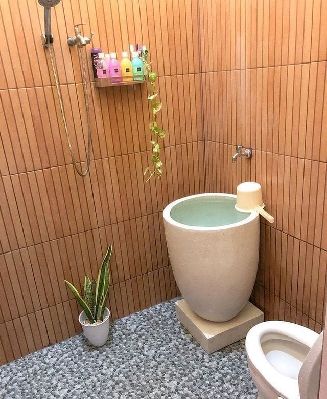 1. Kamar Mandi dengan Nuansa Alami