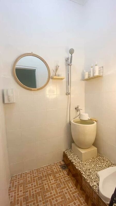 2. Minimalis Modern dengan Sentuhan Batu Alam