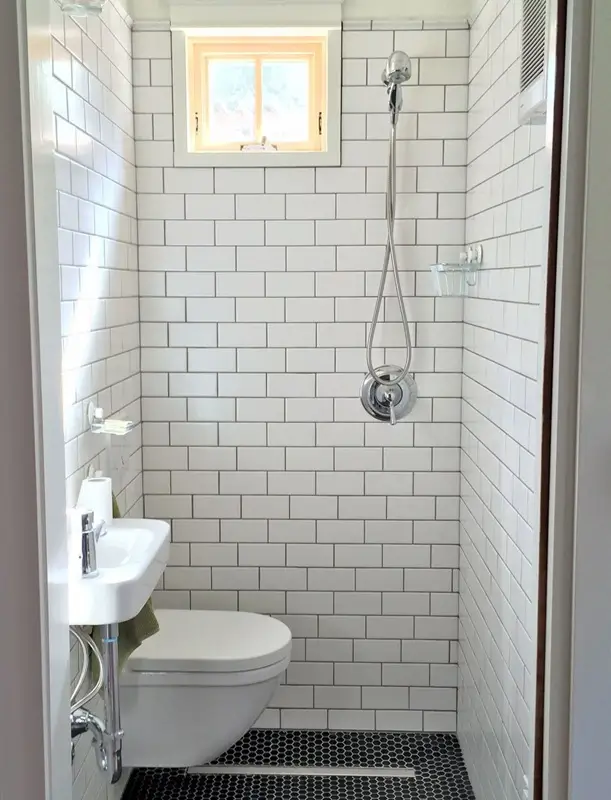 Kamar mandi mungil dengan subway tile putih