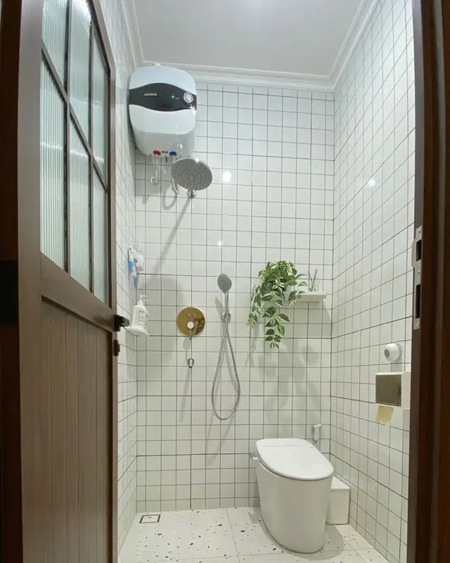 Kamar mandi minimalis dengan dinding grid tile putih
