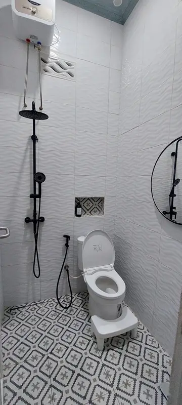 Kamar mandi putih dengan tekstur 3D