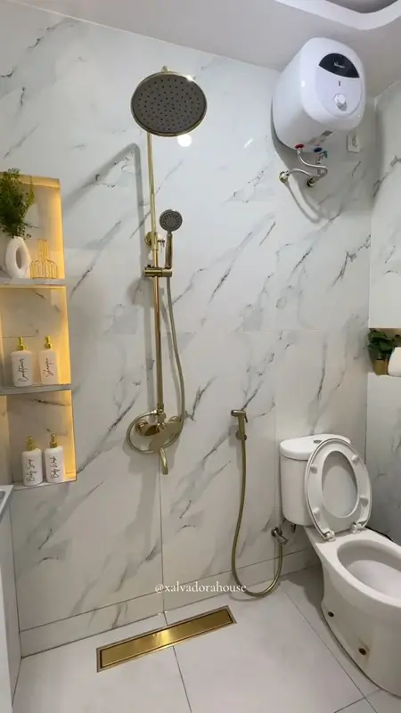Kamar mandi marble dengan aksen emas