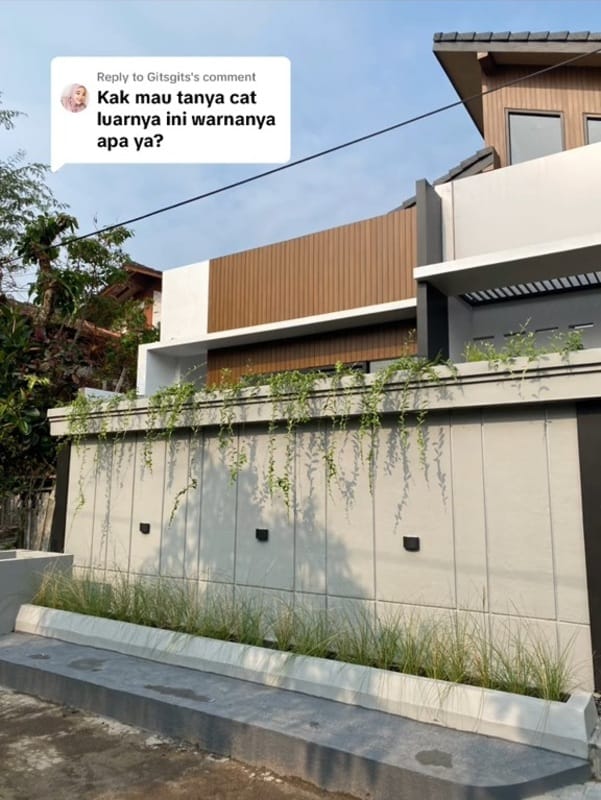 Pagar dengan Pot Tanaman di Atas