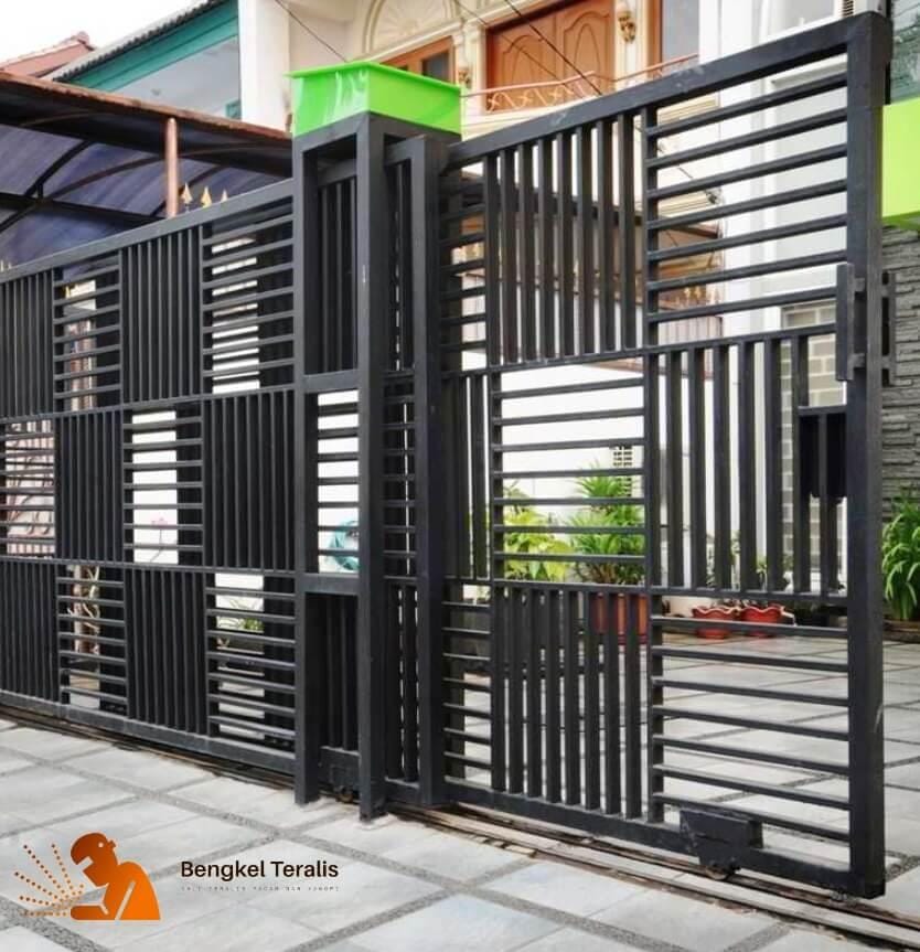 10. Pagar Besi Hollow Hitam yang Simpel