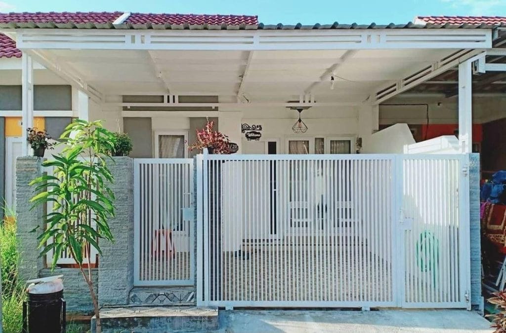 3. Pagar Putih Vertikal untuk Rumah Sederhana