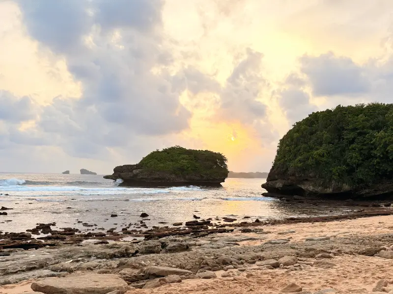 Pantai Watu Leter Malang Selatan