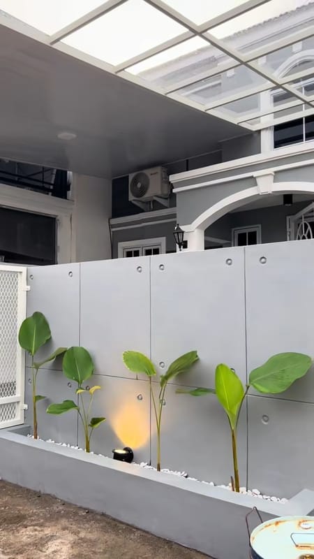 6. Pagar Tembok Industrial dengan Pot Tanam