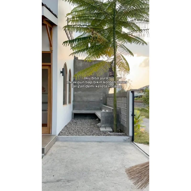 6. Semi-Outdoor Minimalis dengan Nuansa Alam
