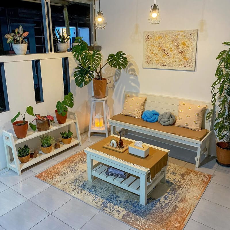 8. Gaya Rustic Klasik yang Penuh Tanaman Hias