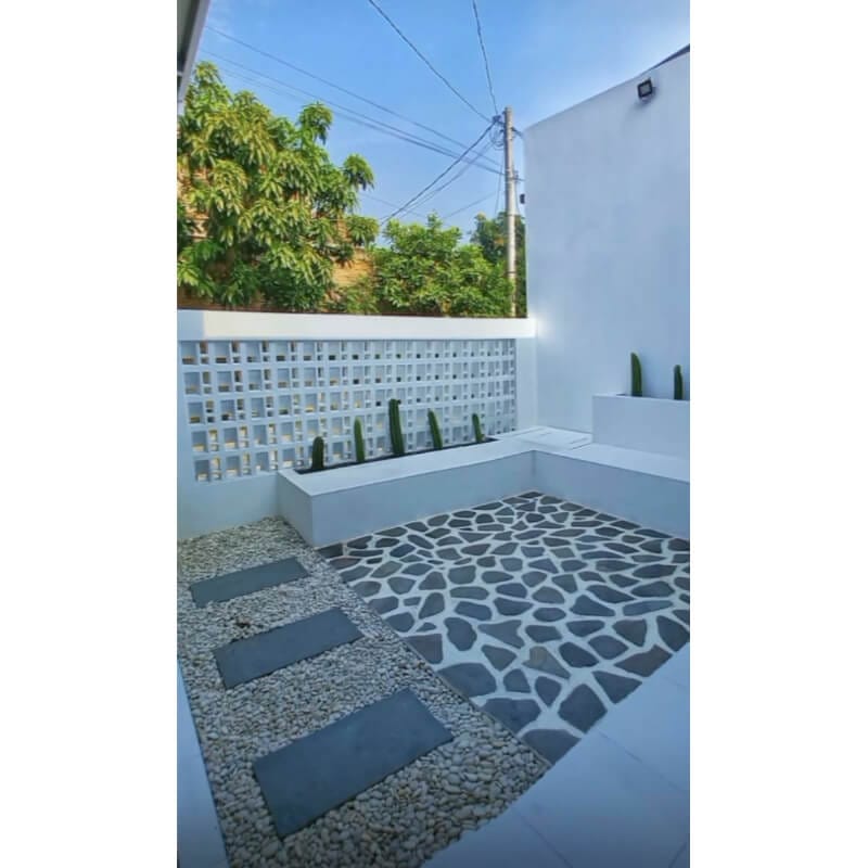 12. Zen Garden Minimalis dengan Kombinasi Koral