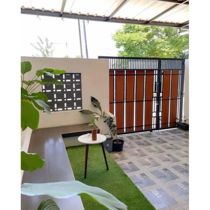 15. Transisi Pintar dengan Sentuhan Rumput Sintetis